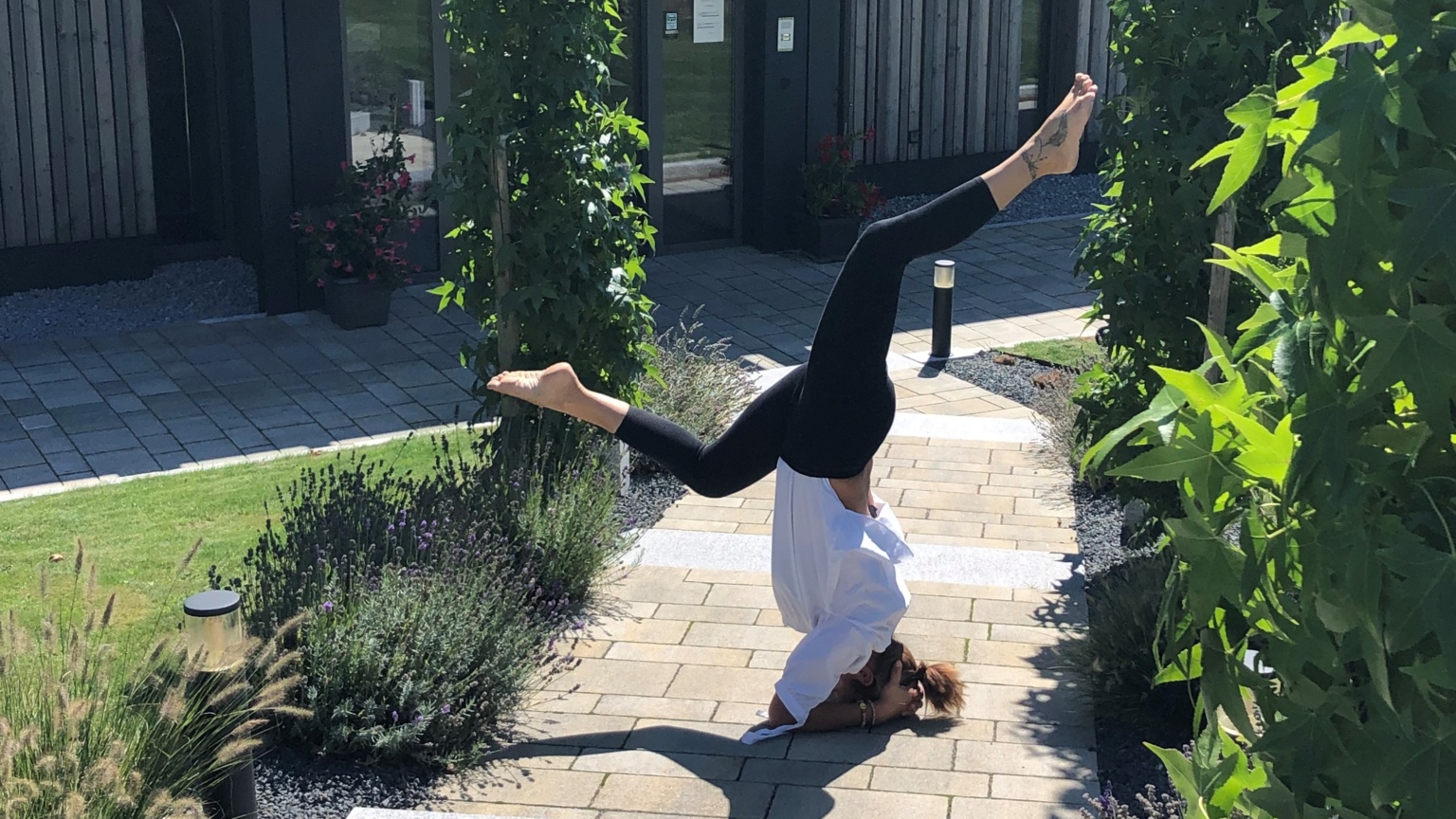 Kopfstand vor dem Yogaraum in Manching