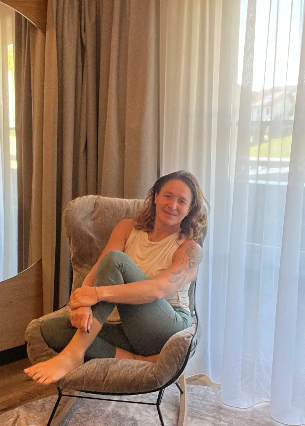 Rita Gaspari, Yogalehrerin aus Manching, sitzt entspannt in einem Sessel